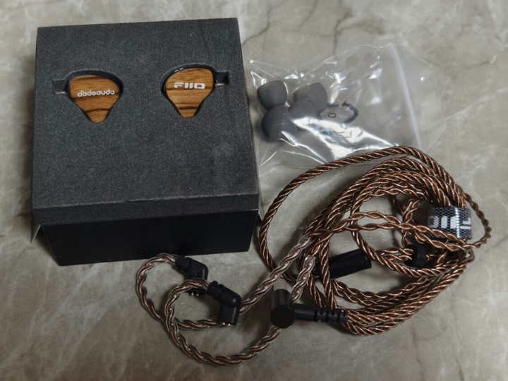 Đánh Giá Chất Âm Tai Nghe In-Ear FiiO JH13: Cân Bằng, Chi Tiết Và Dễ Nghe