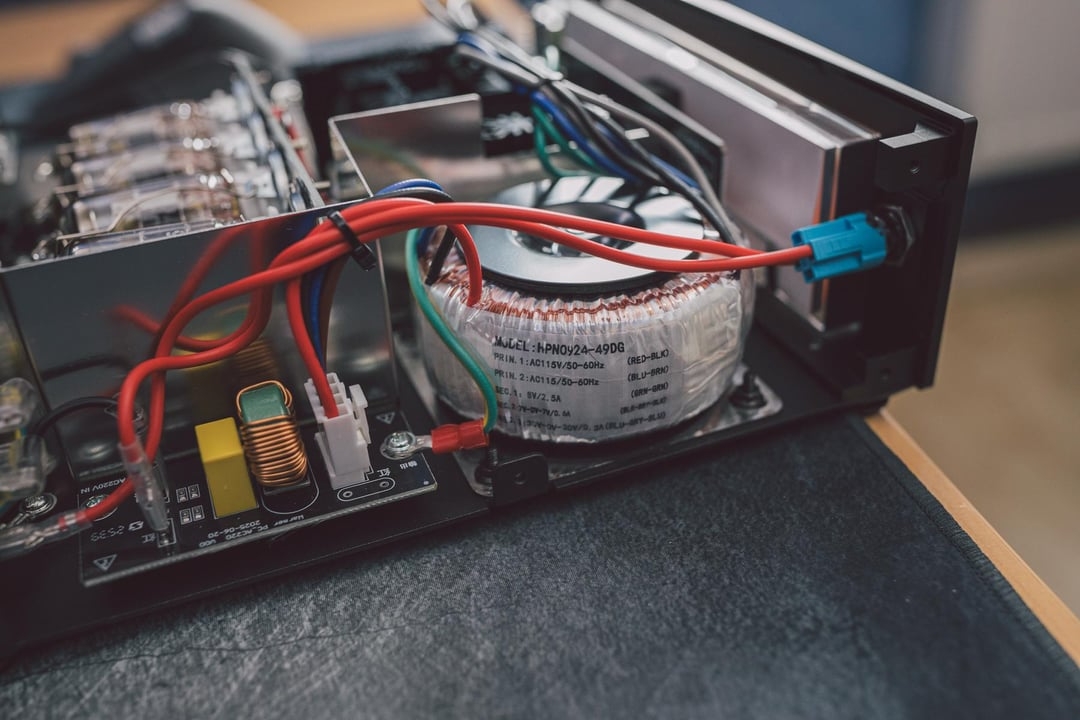 Khám Phá Bên Trong FiiO WARMER R2R – Vì Sao Một Thiết Bị Nhỏ Lại Cho Ra Chất Âm Hay Đến Vậy?