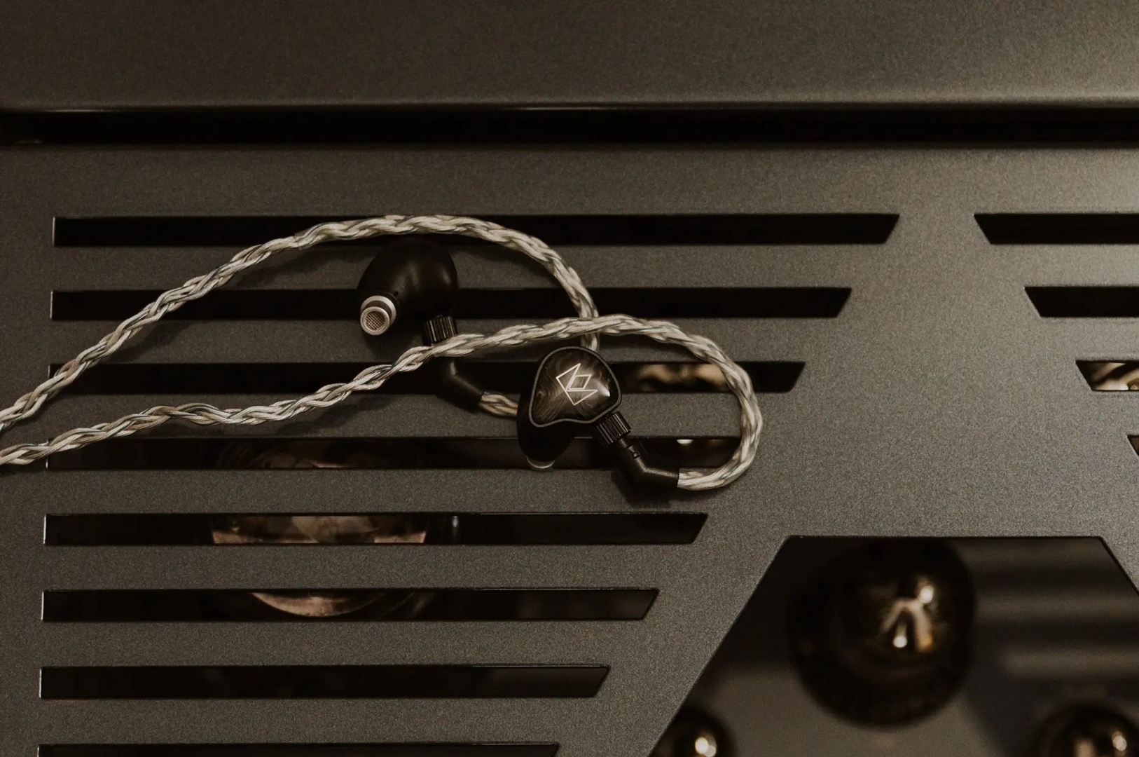 Noble Audio XM-1 – Tai nghe IEM tích hợp công nghệ xMEMS đầu tiên của Noble Đã Sẵn Hàng Tại Fitgearshop