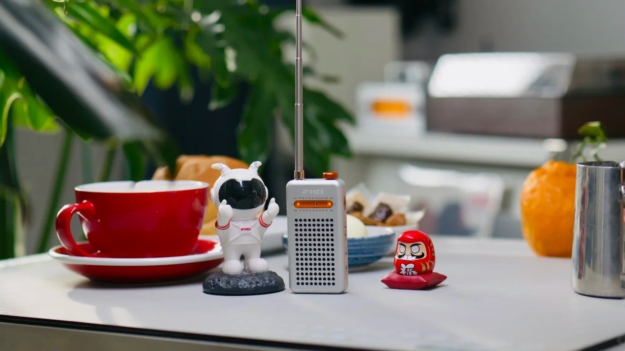 FiiO RR13 Chính Thức Ra Mắt: Radio Hi-Fi Retro Tích Hợp Loa Ngoài, Pin Tháo Rời Và Ăng-ten Kéo Dài