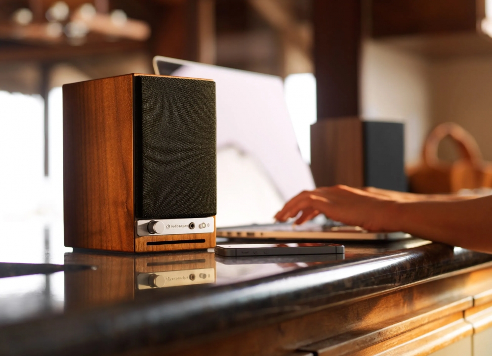 Near-Field Listening Là Gì? Hướng Dẫn Chọn Loa Near-Field Cho Bàn Làm Việc: Nghe Hay, Gọn Gàng, Chuẩn Hi-Fi